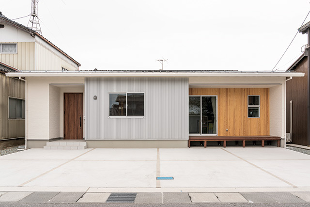 片流れ屋根が作る木質感あふれる勾配天井の平屋 境港市蓮池町 アート建工